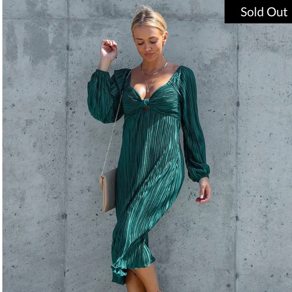 Vici Dresses & Skirts - NWT VICI DOLLS VERY IMPRESSED PLISSE CUTOUT MIDI DRESS - EMERALD Size Large
